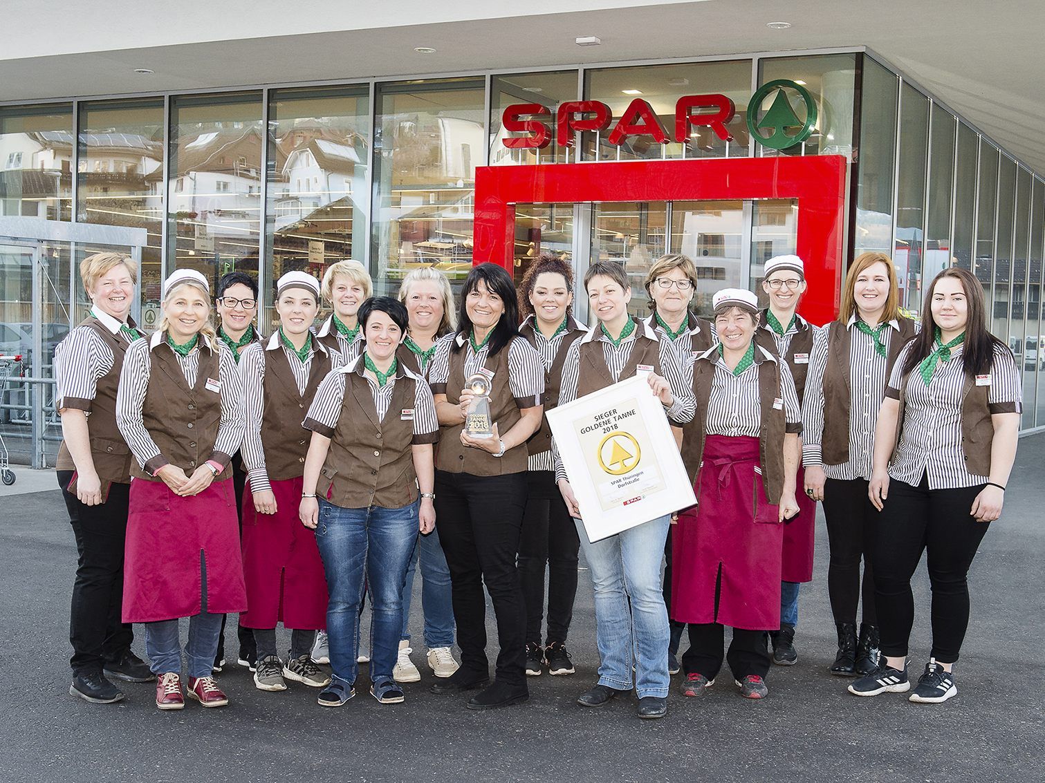 Alle Mitarbeiterinnen rund um Marktleiterin Simone Fijatkowski (mitte) haben einen großen Anteil am Erfolg des SPAR-Supermarkt Thüringen.