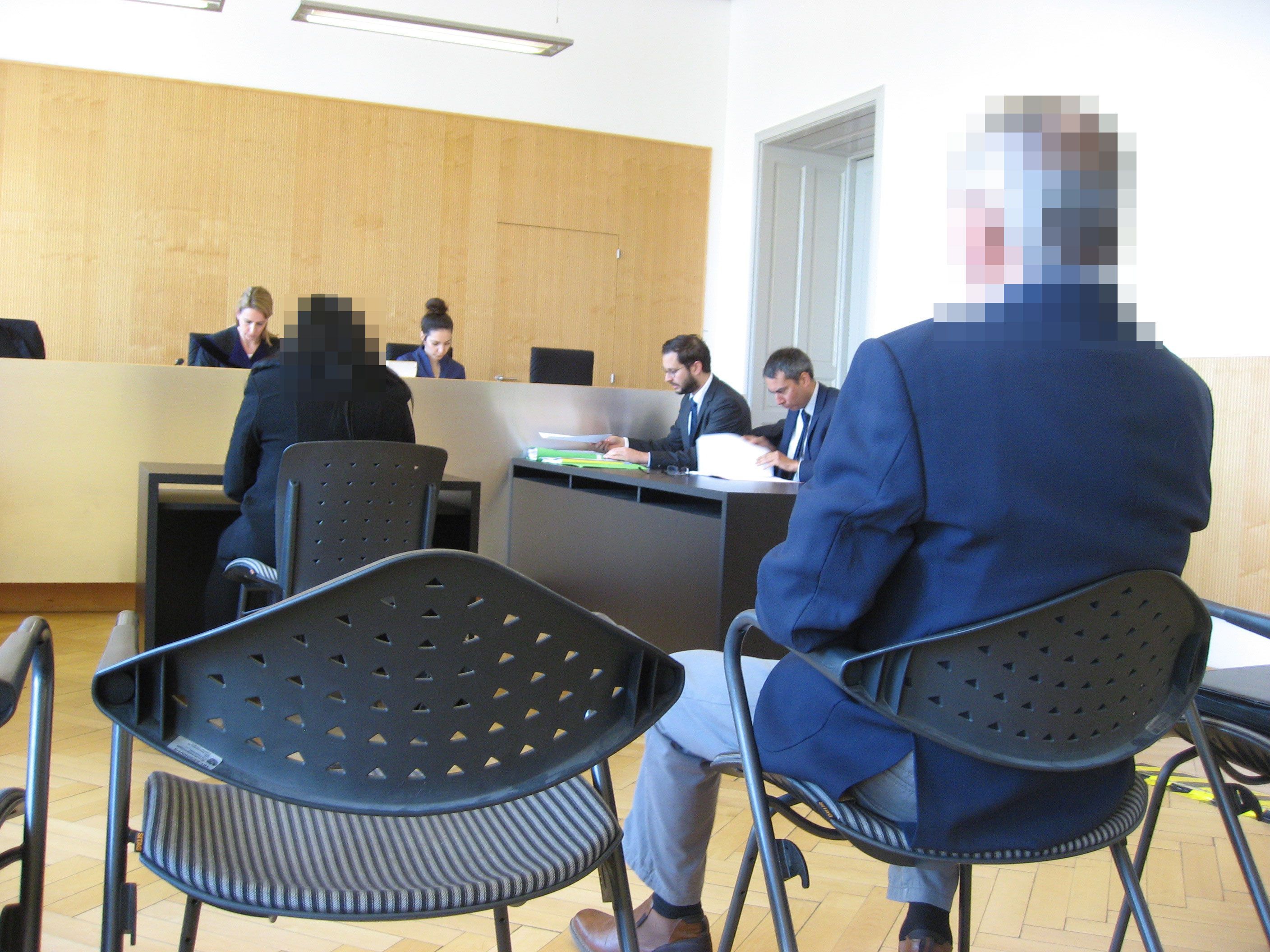 Ehefrau wollt 15.000 Euro für gebrochenen Finger