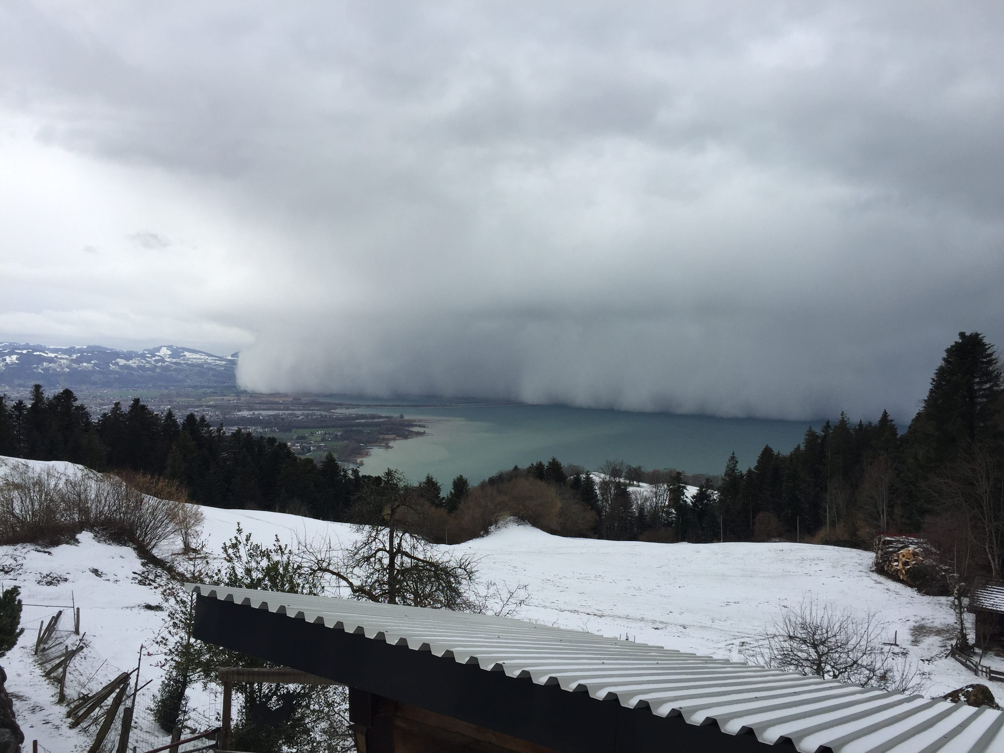 Eine Wolkenwand rollt über den Bodensee.