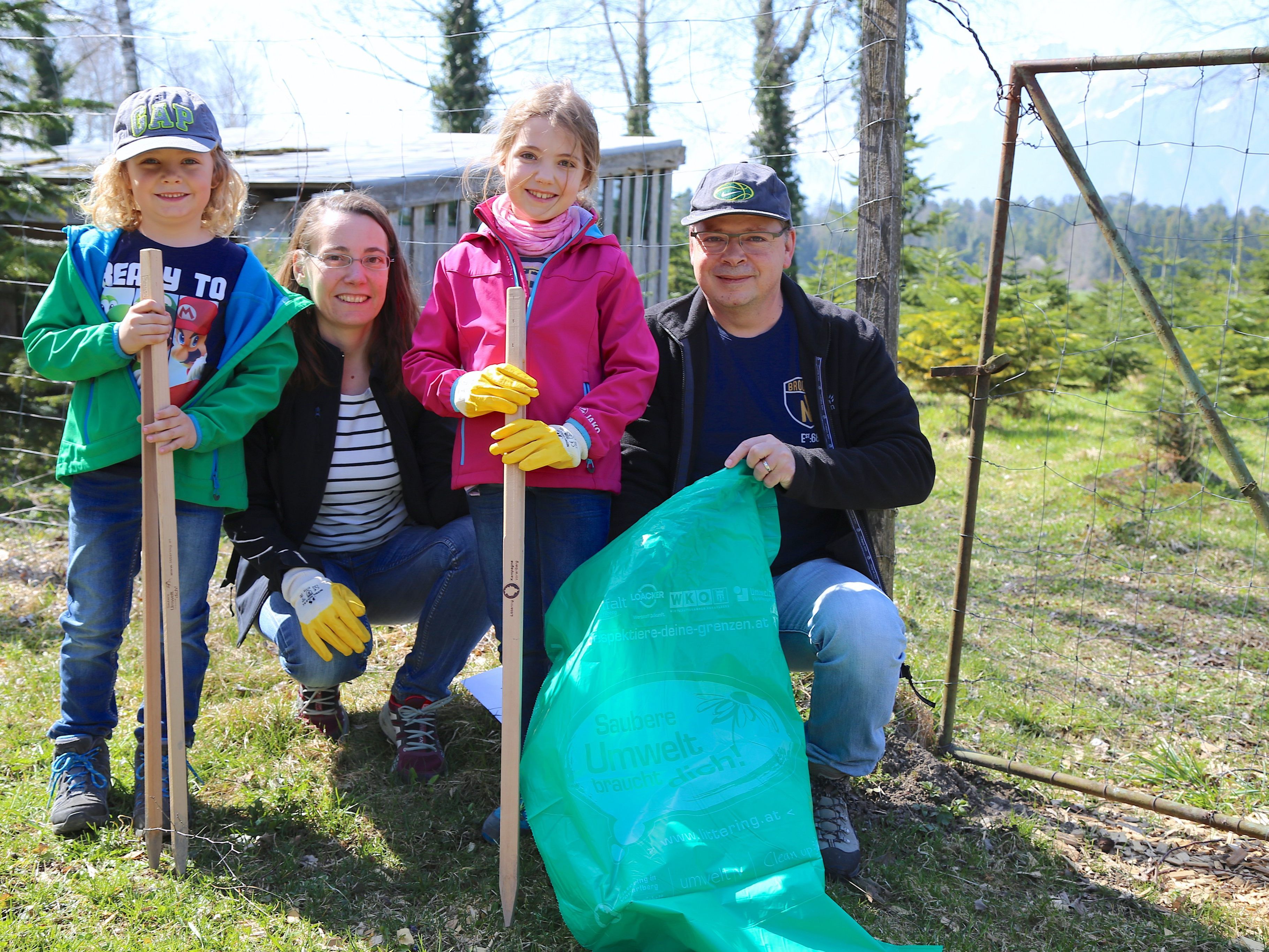 Bewusstsein schaffen für die Umwelt: Landschaftsreinigung als Familienausflug.