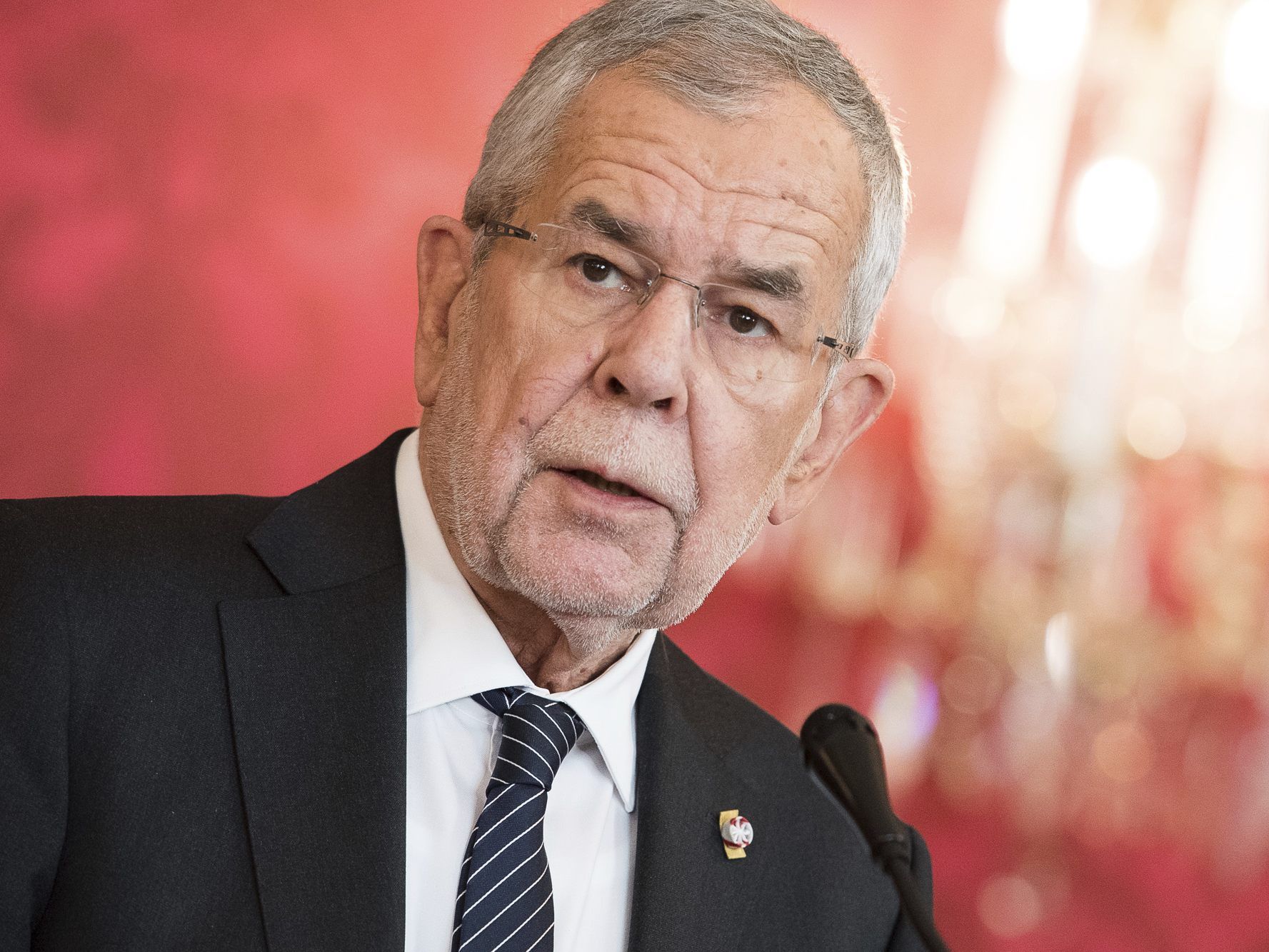"So eine grausame und bösartige Tat muss sehr stark verurteilt werden", schrieb Van der Bellen am Freitag auf Twitter.