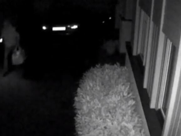 Der Mann verschwindet wieder im Dunkeln.