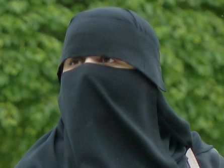 Auf den Flyern werden Frauen dazu aufgerufen, Nikab bzw. Burka zu tragen.