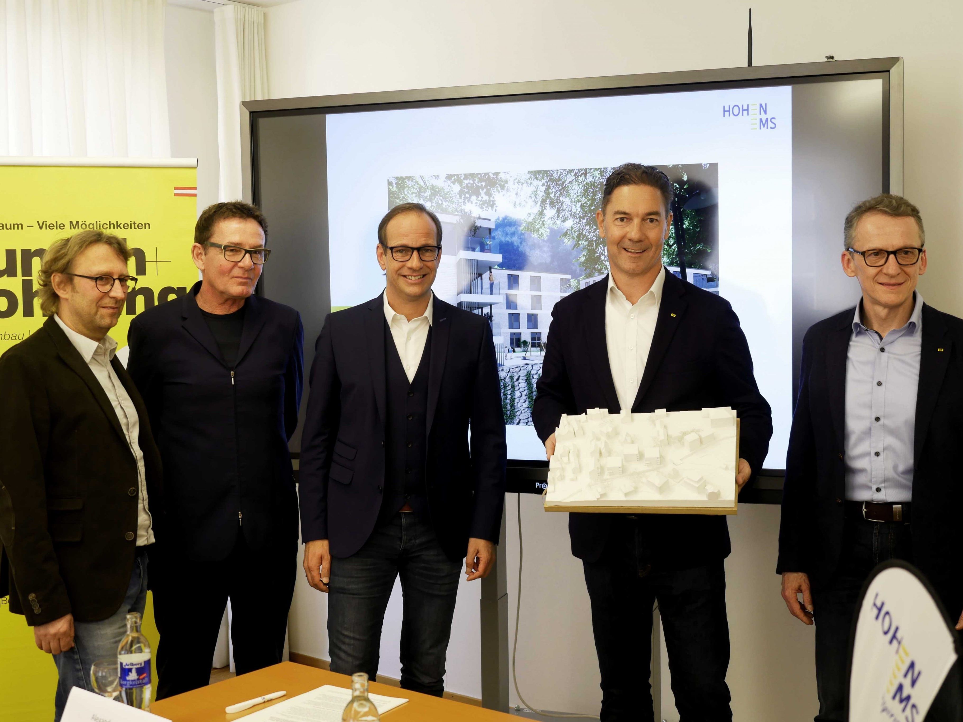 Stadtplaner Bernd Federspiel, Architekt Michael Heim, Bürgermeister Dieter Egger, GF Alexander Stuchly und Kurt Maier (i+r wohnbau)