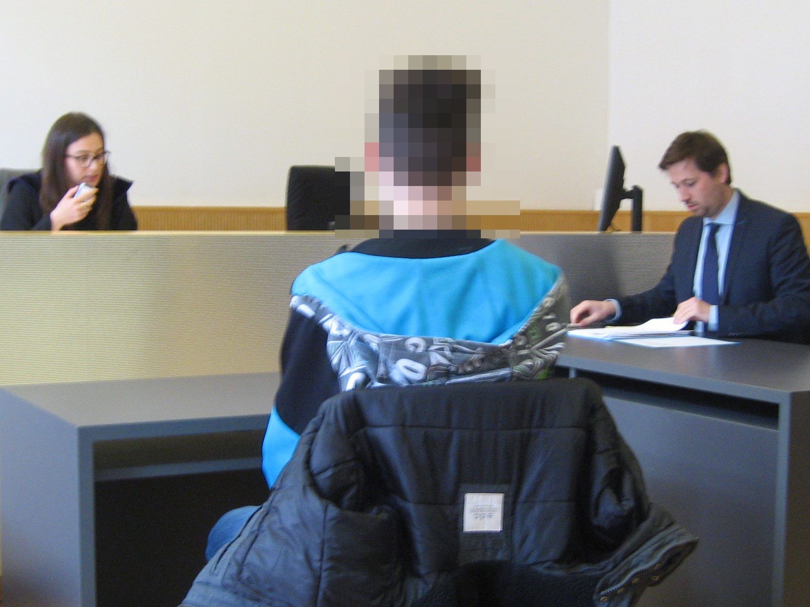 Der Junge steht zu seinem Fehlverhalten, entschuldigt sich beim Opfer.