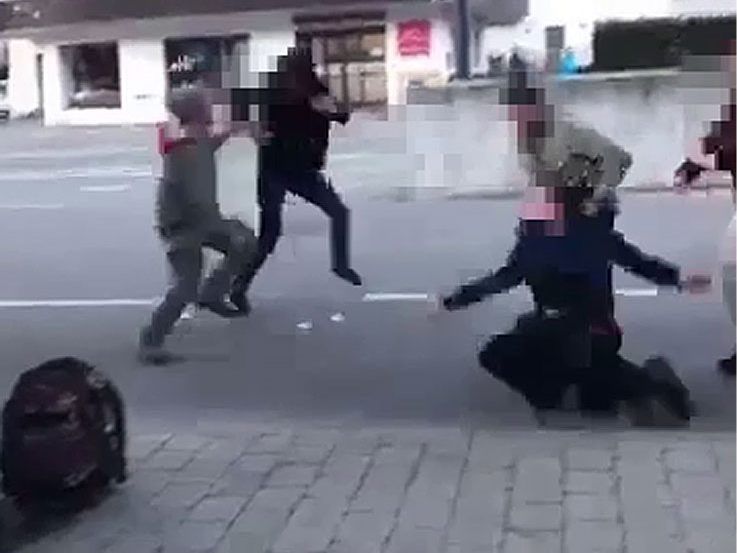 Allein zehn Jugendliche hätten auf einen einzelnen Schrunser eingeschlagen.