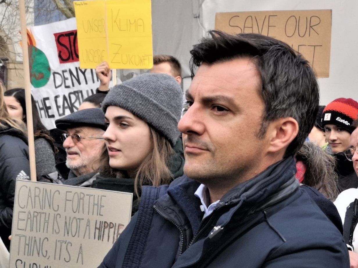 Martin Staudinger (SPÖ) unterstütz die Schülerinnen und Schüler, die während der Unterrischtszeit für Klimaschutz auf die Straße gehen.