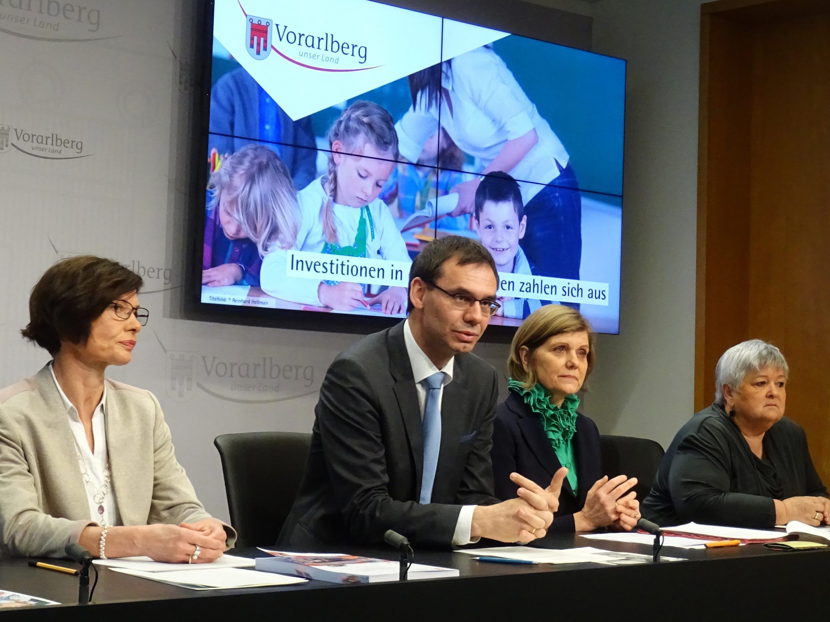 Landeshauptmann Markus Wallner und Landesrätin Barbara Schöbi-Fink mit den Studienautorinnen Prof. Stefanie Schnebel und Sandra Langer (li.) und Landesschulinspektorin Karin Engstler (re.)