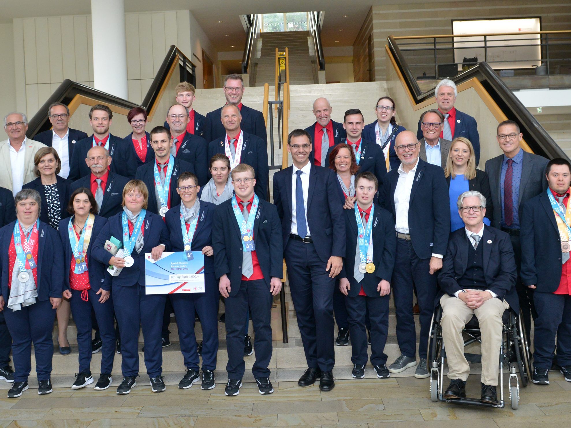 Athletinnen und Athleten im Landhaus empfangen – Landeshauptmann überreichte mit Sportlandesrätin Schöbi-Fink und Gesundheitslandesrat Bernhard Ehrengeschenke.