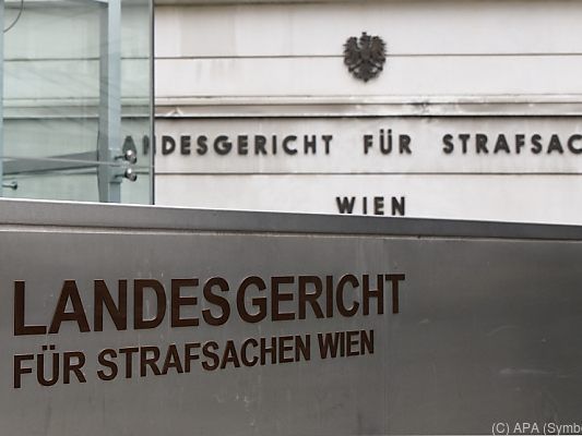 Der 21-jährige Mann muss sich wegen versuchten Mordes verantworten