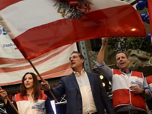 Parteichef und Spitzenkandidat schwenken Fahnen