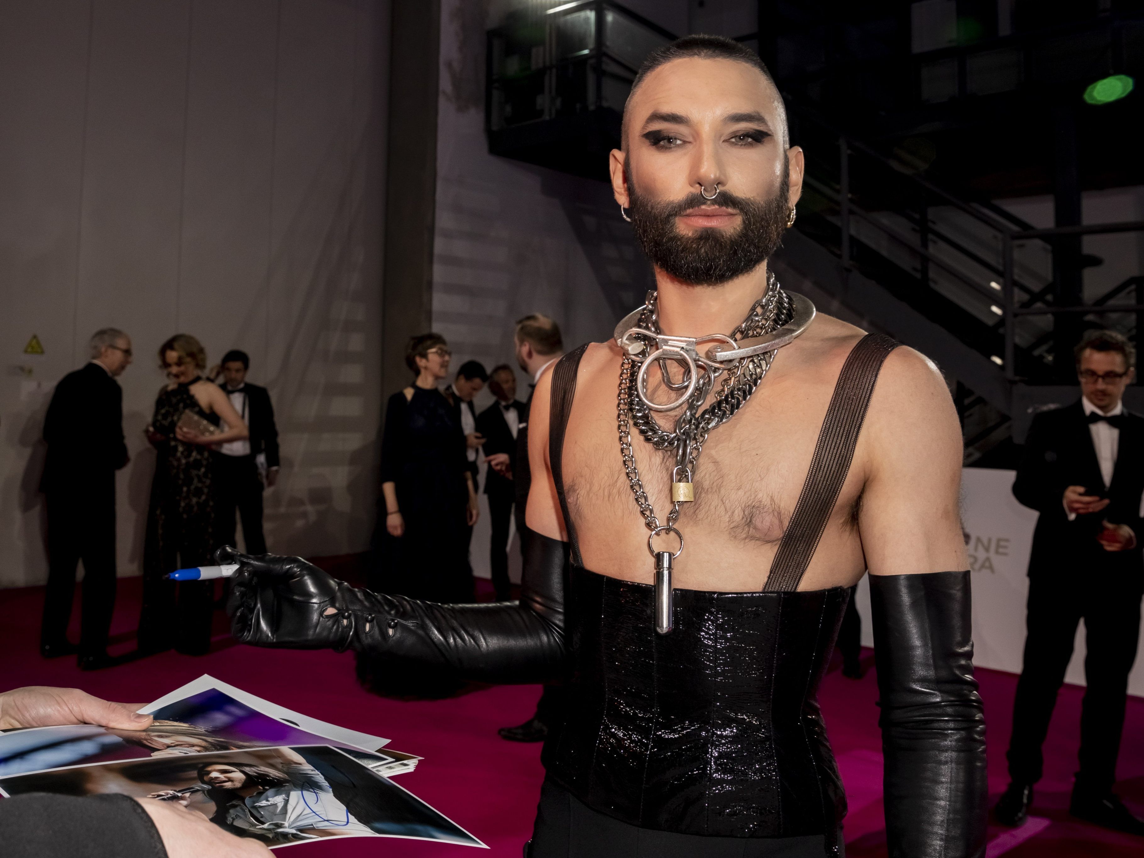 Conchita wird Mans Zelmerlöws "Heroes" singen.