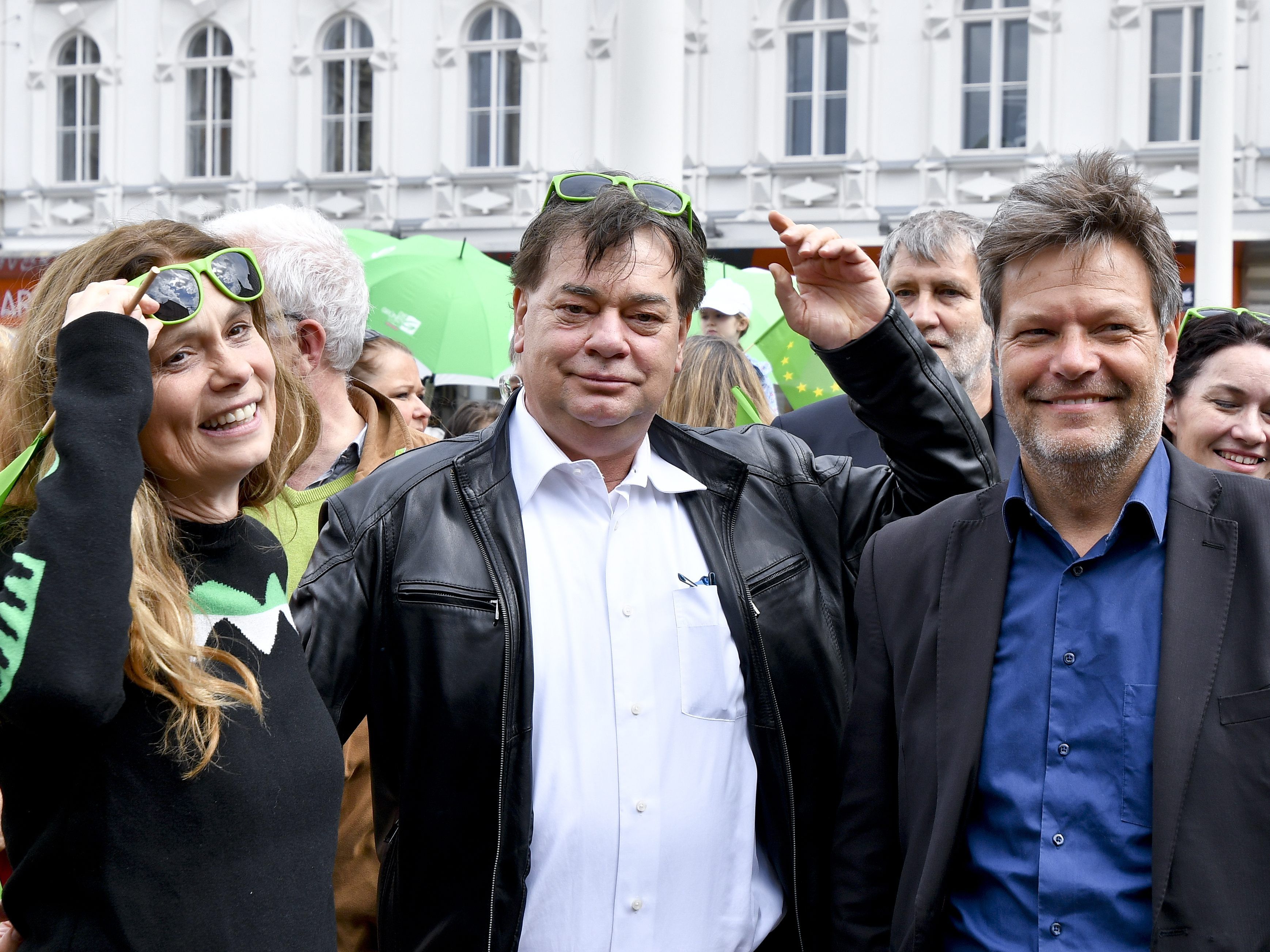 Die Spitzenkandidaten Werner Kogler (M), Sarah Wiener (L) und Robert Habeck (Bundesvorsitzender von Bündnis 90/Die Grünen)