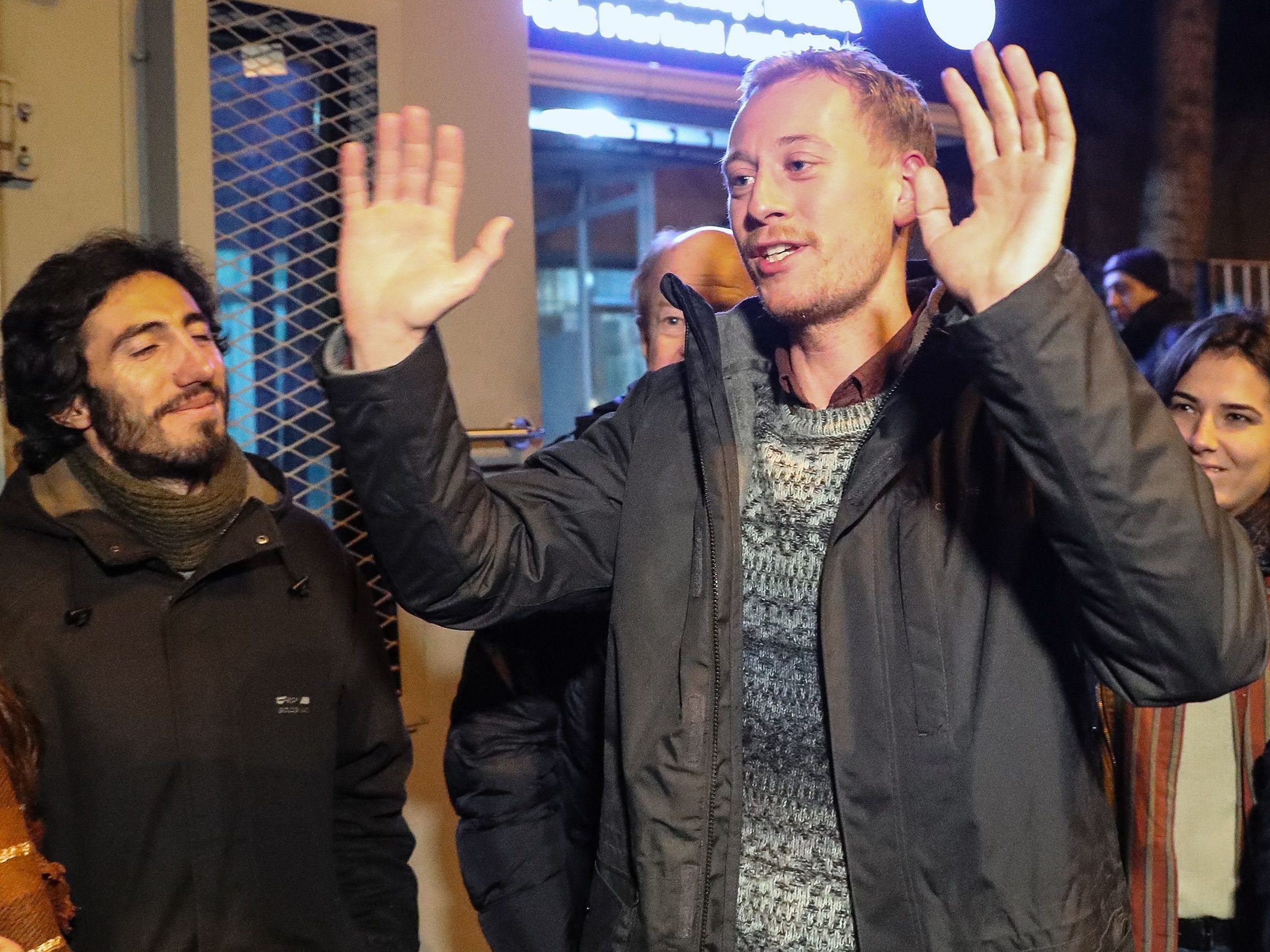 Das Ausreiseverbot für Max Zirngast bleibt weiter bestehen.