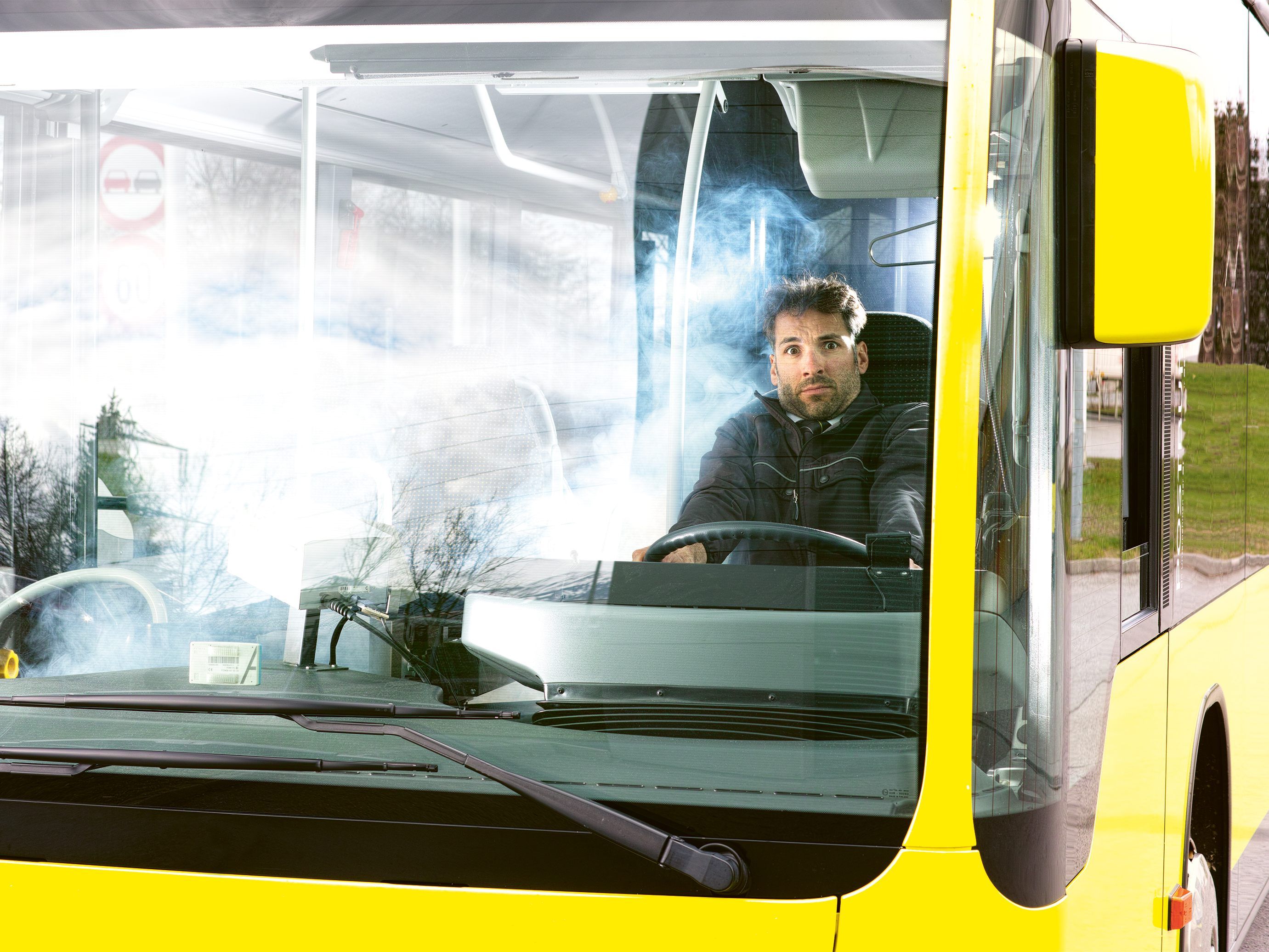 Gespielt wird in einem echten, auf dem Dorfplatz geparkten Niederflurbus mit „Theaterbestuhlung“ des Vorarlberger Verkehrsverbunds.