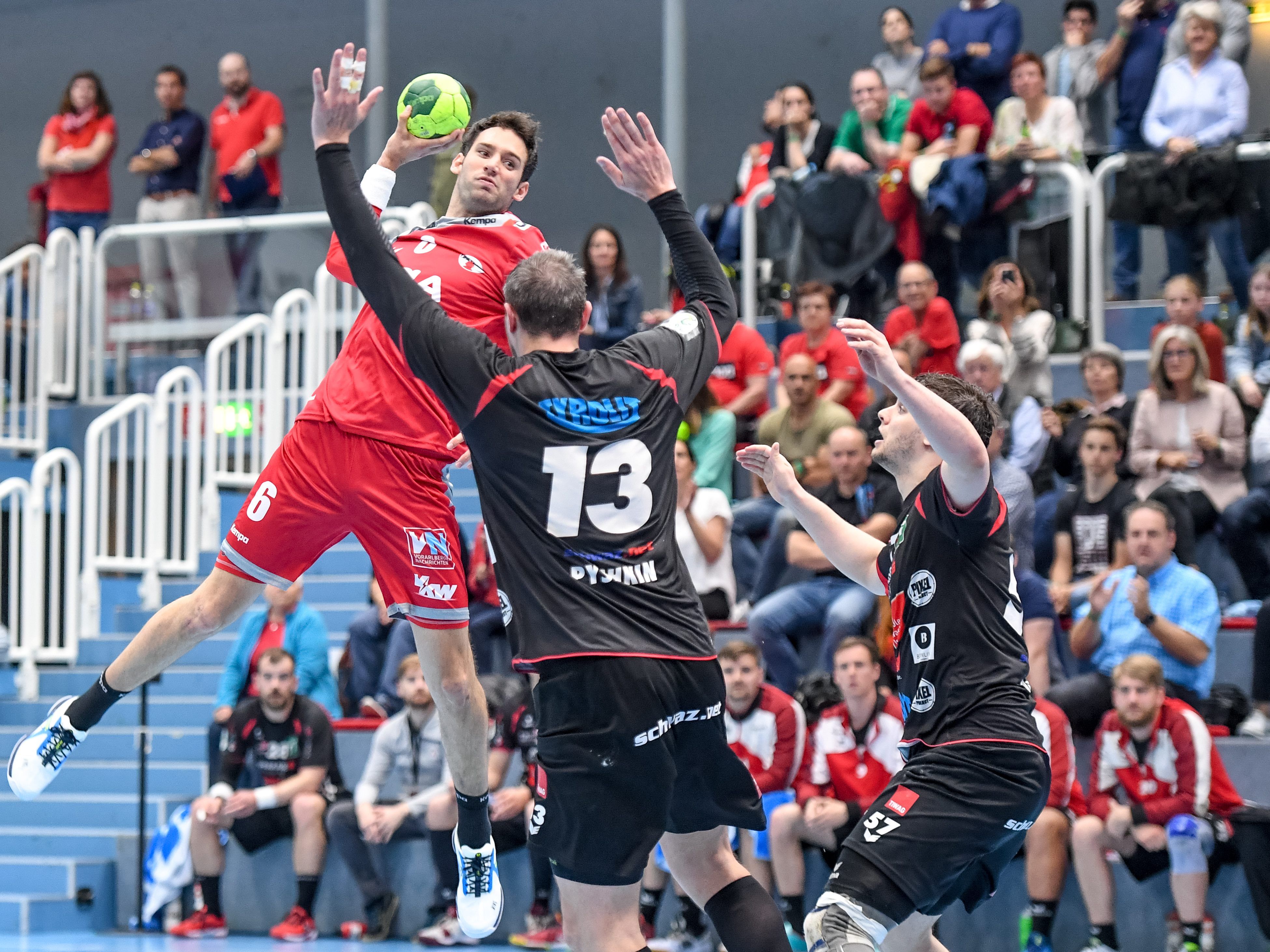 Der HC Hard und Schwaz Handball lieferten sich einen harten Kampf bis zum Schluss.