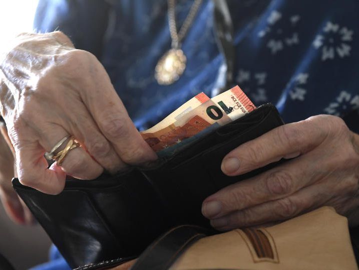 Die Betrügerin zog dem alten Mann über Monate das Geld aus der Brieftasche - Symbolbild