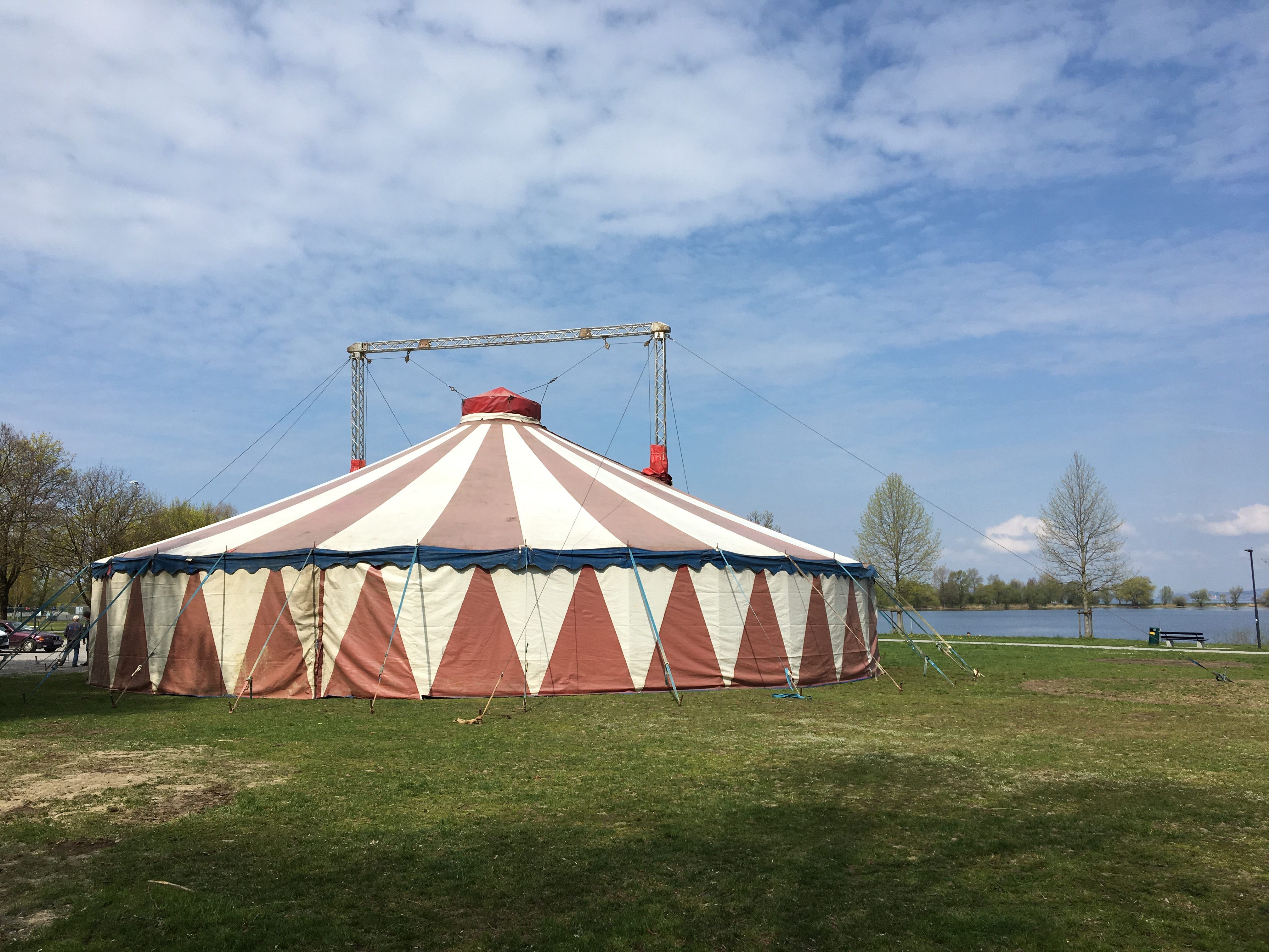 Im Sommer soll das Zelt den Funkenplatz bespielbarer machen.