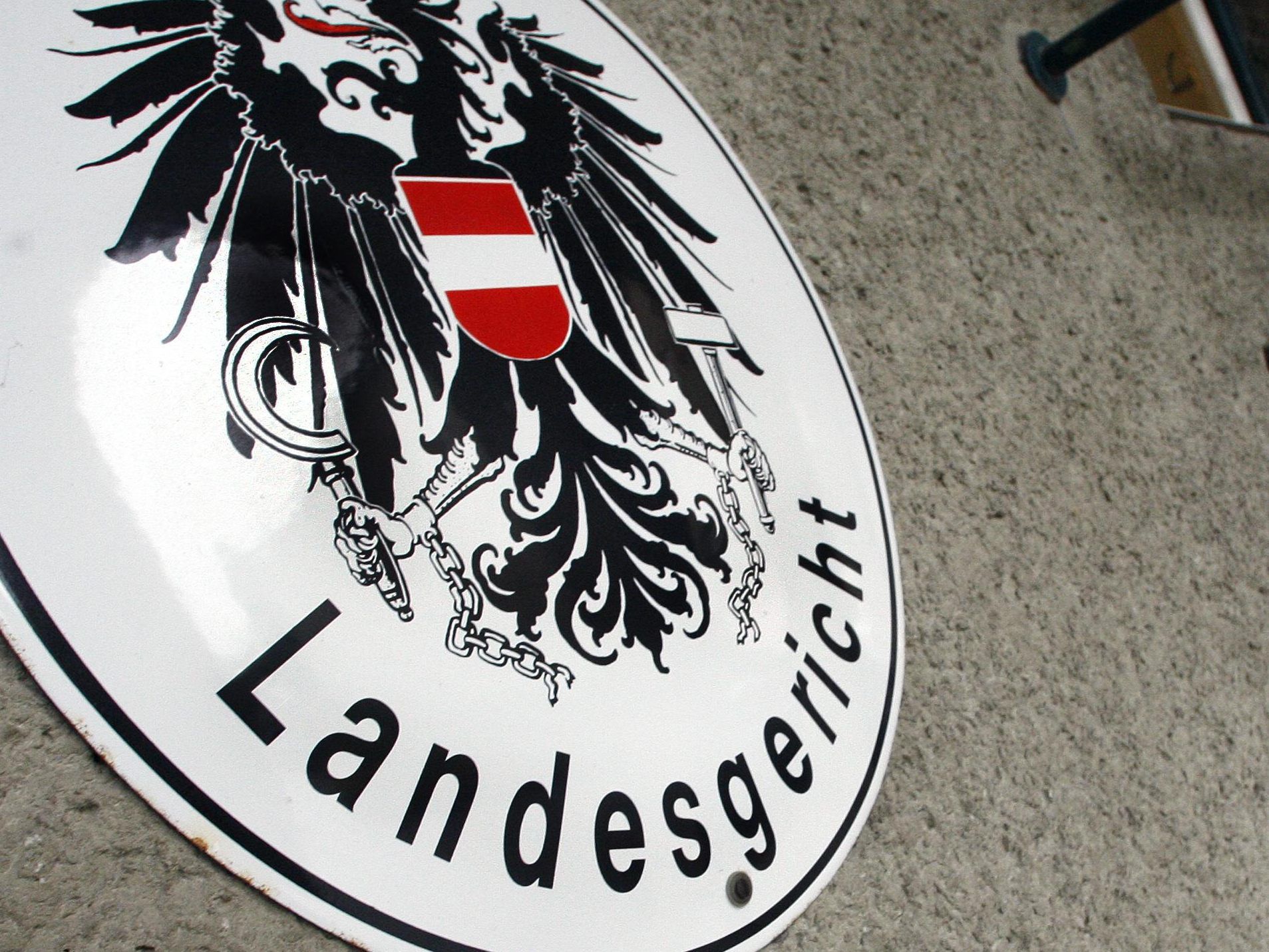 Angeklagter kam mit Diversion mit Probezeit davon. Er soll seine Ex-Freundin verfolgt und bedroht haben.
