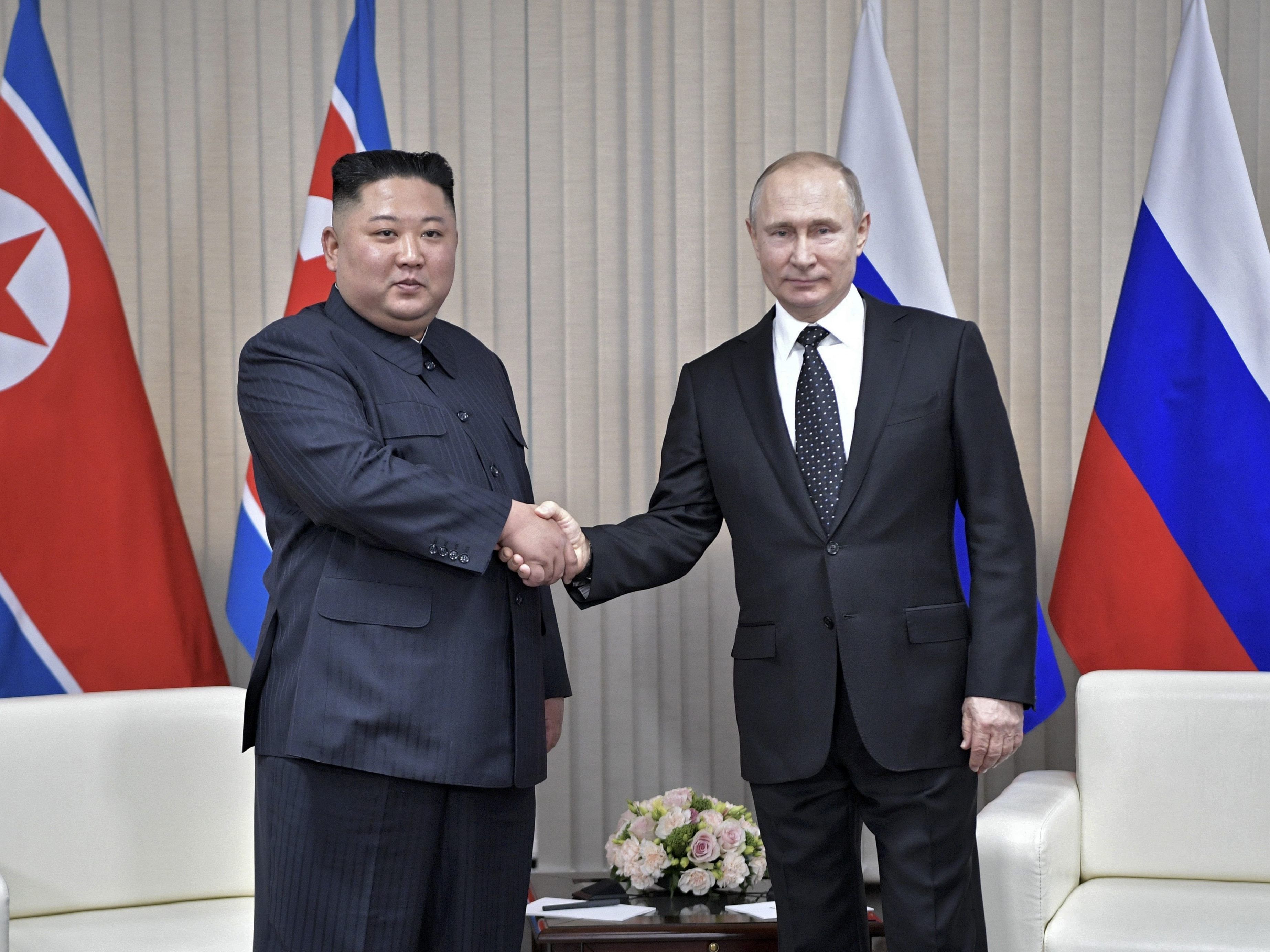 Kim und Putin begrüßen sich zu BEginn ihres Treffens in Russland per Handschlag.