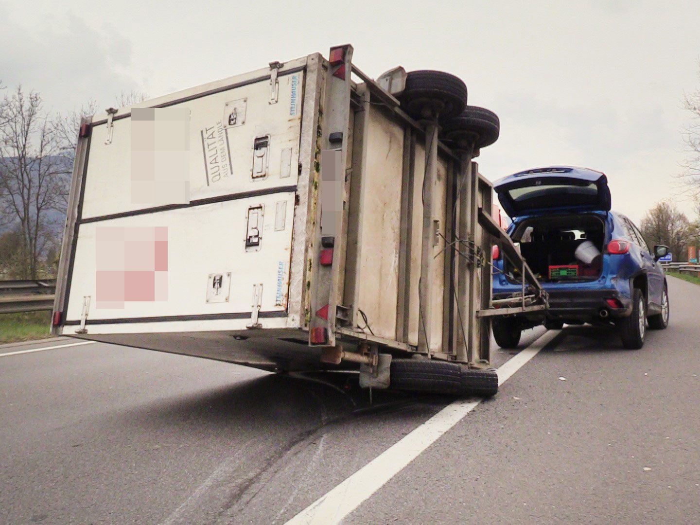 Der Anhänger kippte auf der A14 um.