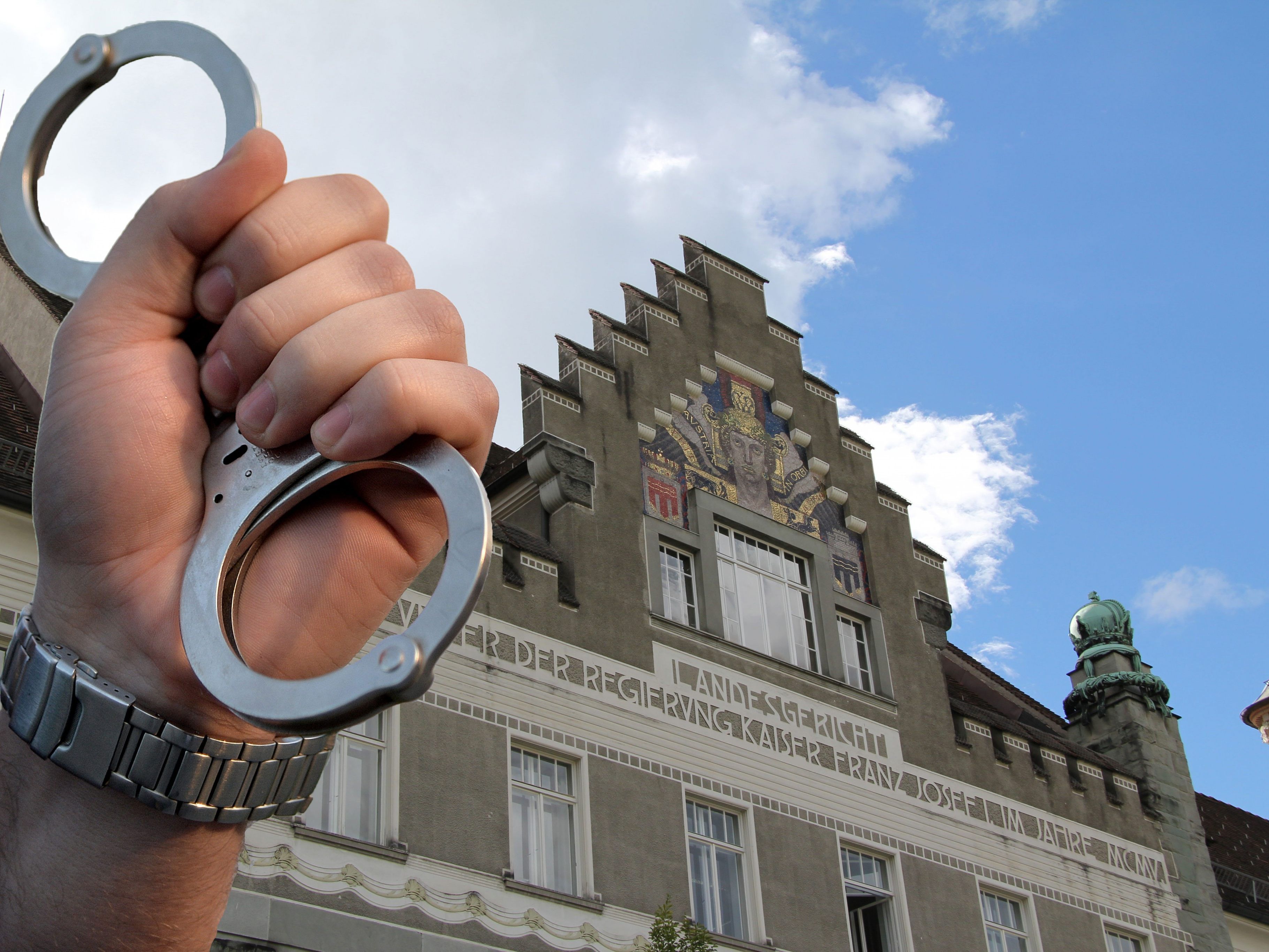 Der Polizist ist wegen Amtsmissbrauchs angeklagt.