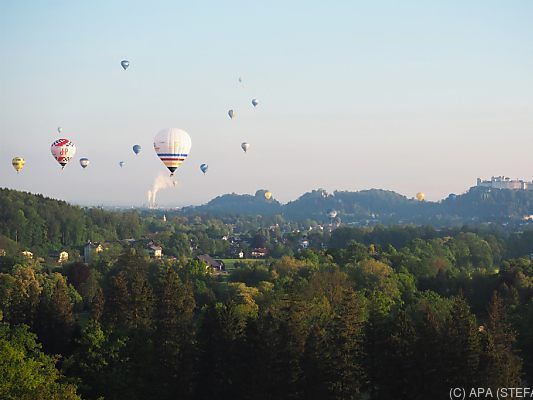Dutzende Ballone vor der Salzburger Skyline