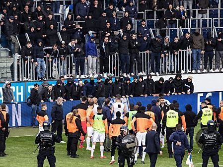 Hooligans zwangen die Spieler zur Herausgabe ihrer Dressen.