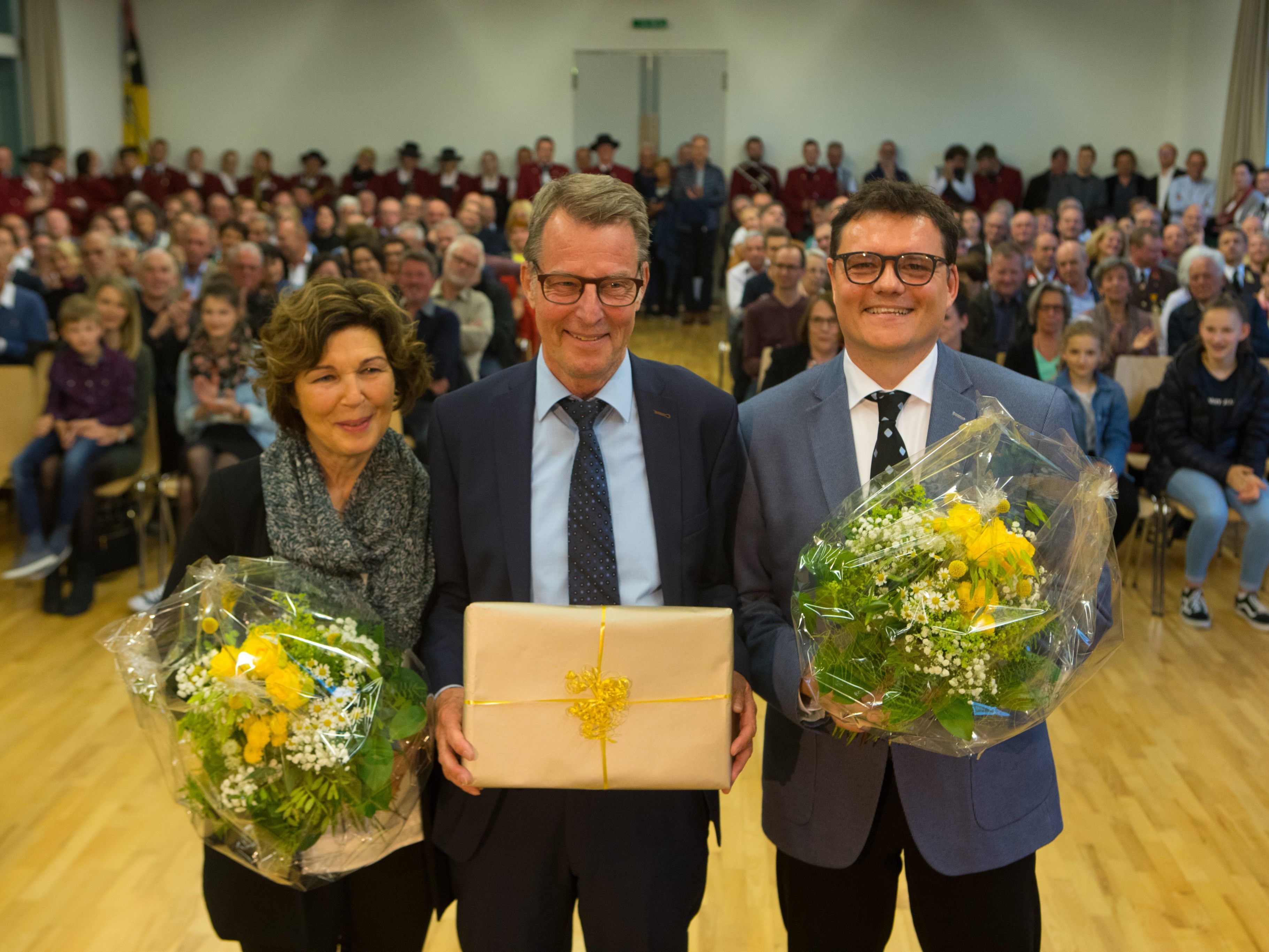Thomas Schierle (links) mit Manfred und Hildegard Flatz.