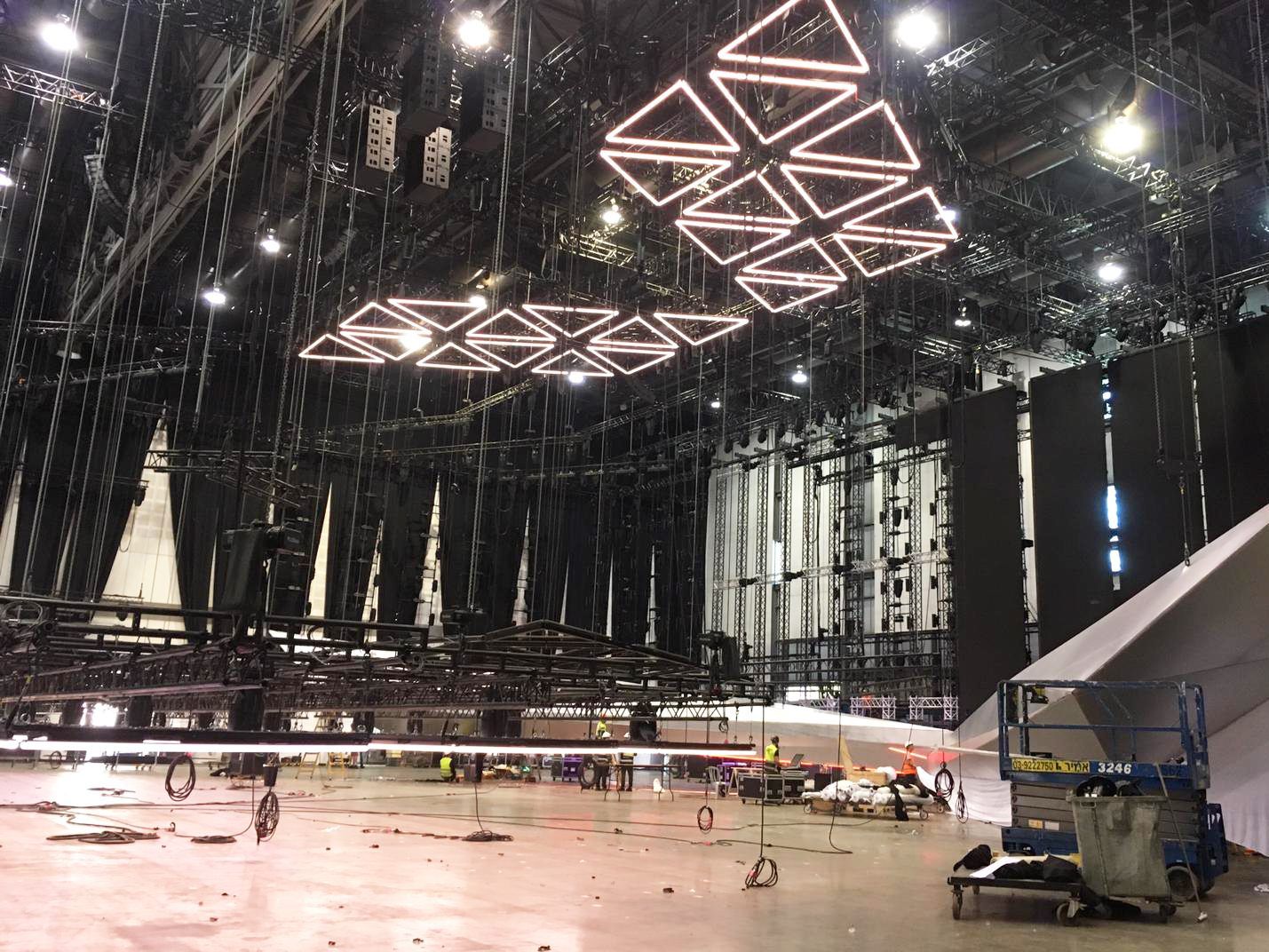Die Aufbauarbeiten im Tel Aviv Convention Center laufen auf Hochtouren.