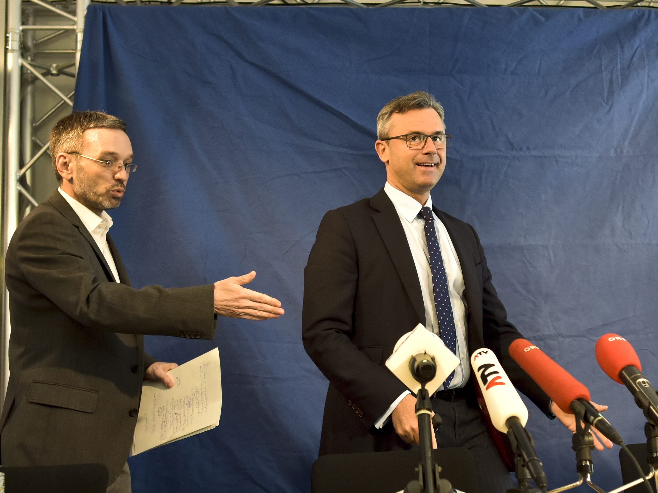 Der neu ernannte FPÖ-Chef Norbert Hofer und Innenminister Herbert Kickl treten gemeinsam LIVE vor die Presse.