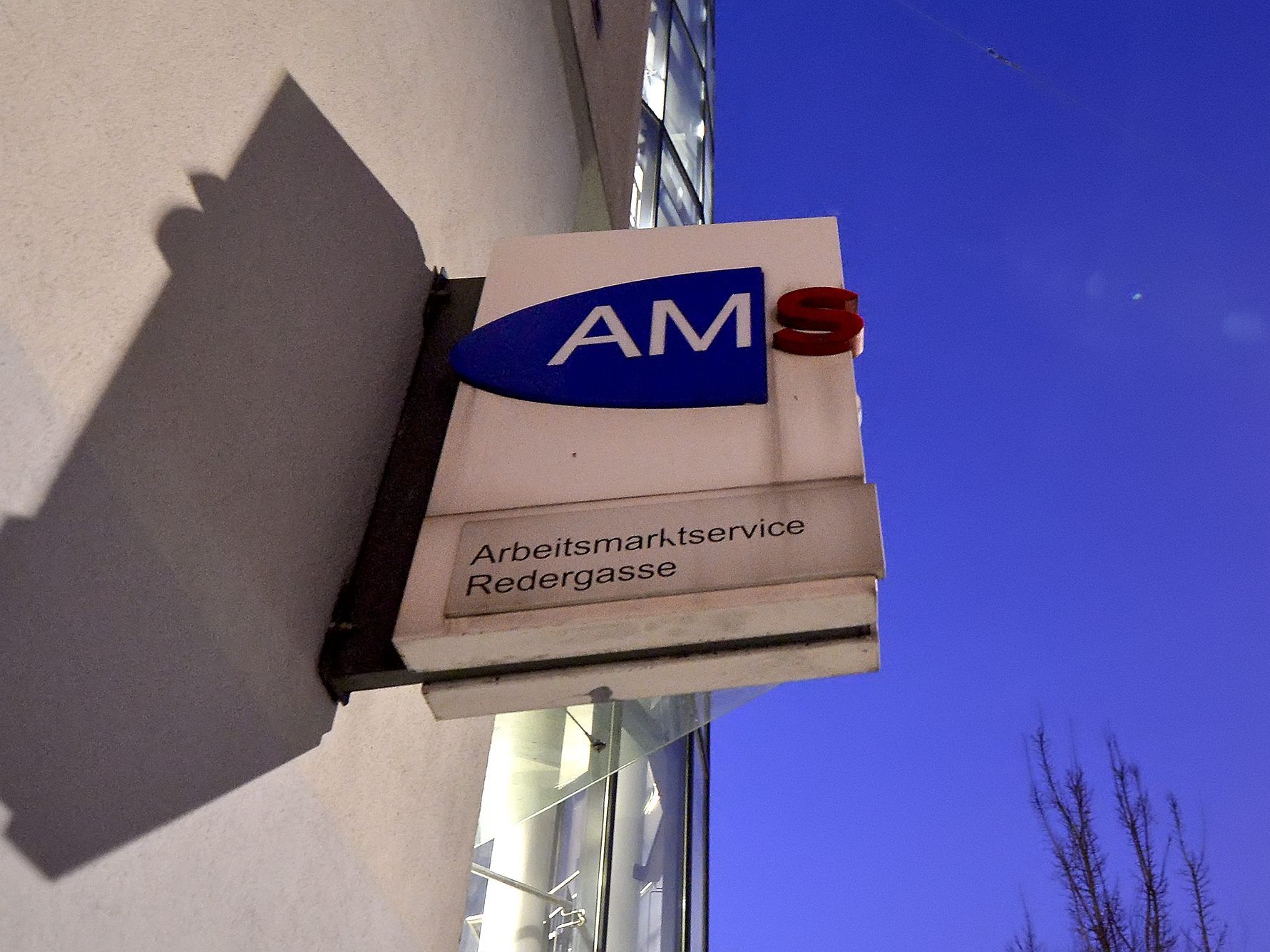 Die Arbeitslosigkeit ist im April um vier Prozent gesunken.