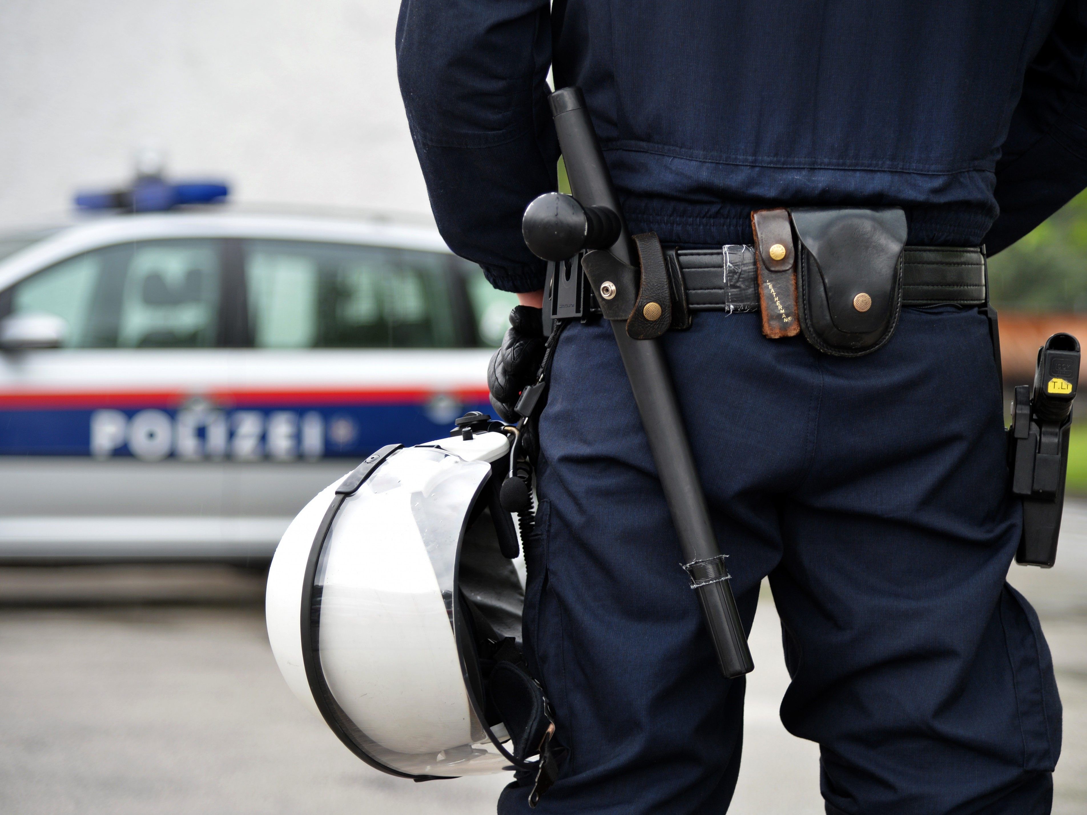 Der Mann warf eine Flasche gegen das Fenster der Polizeiinspektion.