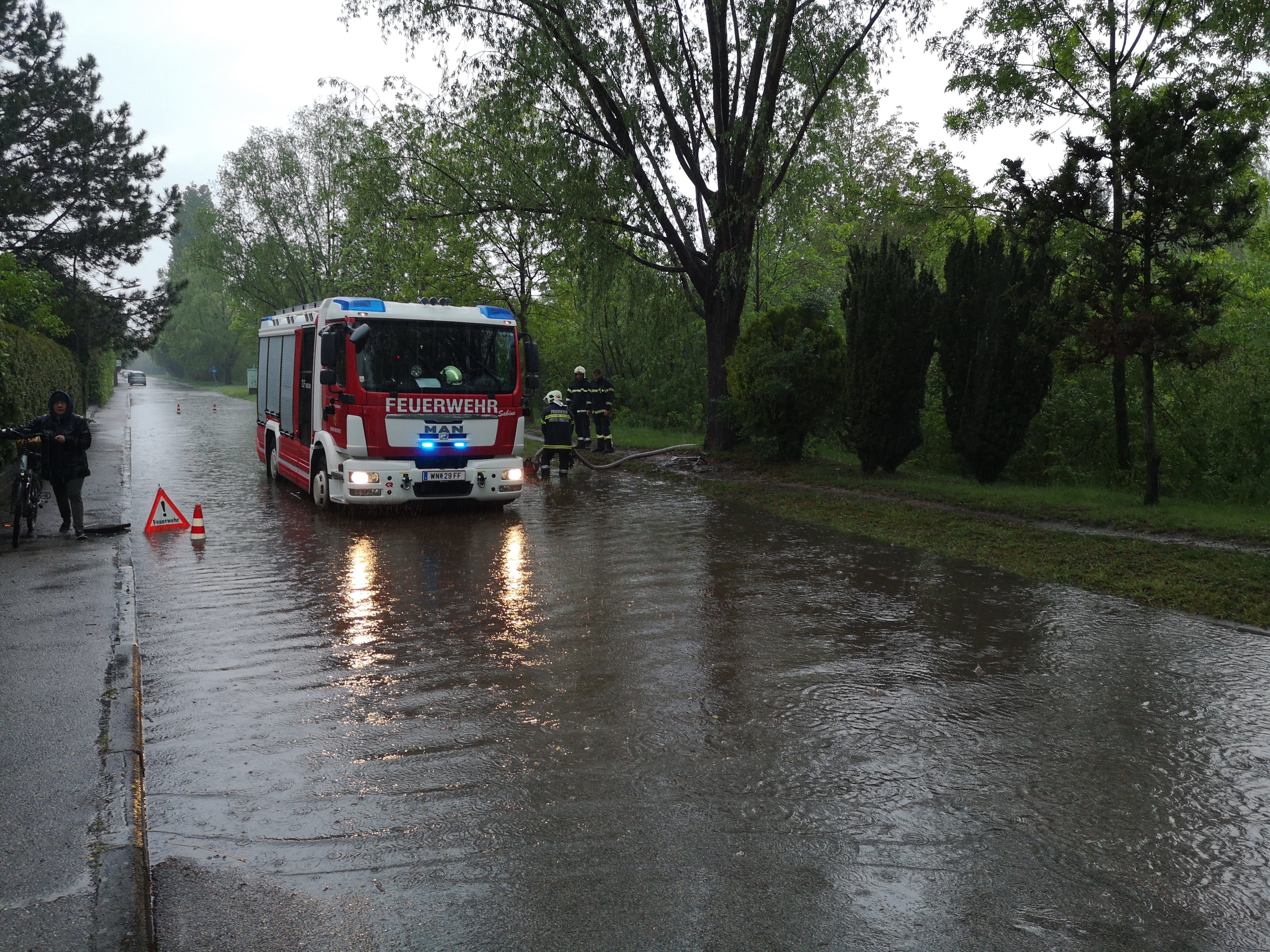 In Niederösterreich, Burgenland und der Steiermark kam es zu schweren Regenfällen und Hagel.