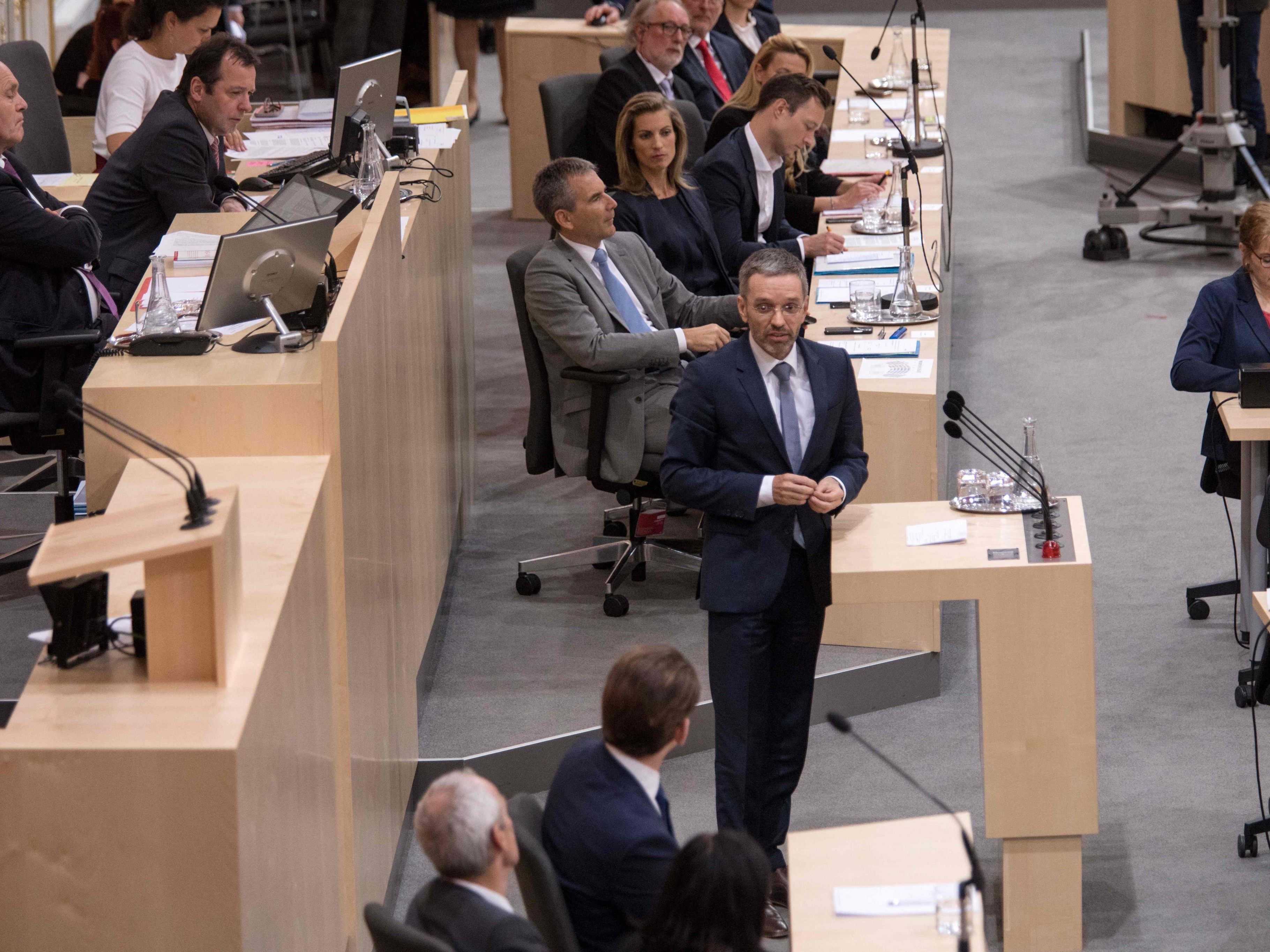 Kickl attackiert Kurz in seiner Rede scharf.