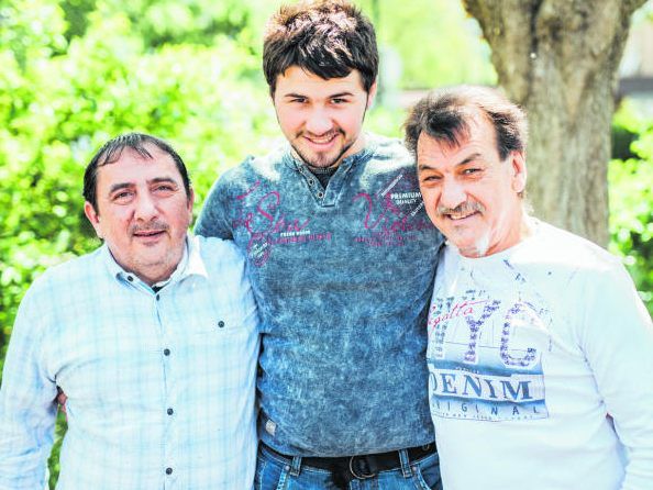 Wieder vereint: Adrian (Mitte) mit seinem Stiefvater Josef (links) und seinem Großvater Kurt.