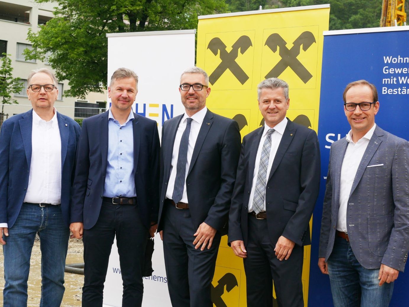Die beiden Geschäftsführer der SH Bauträger GmbH, Helmut Haberl und Markus Schadenbauer, die Raiffeisen-Vorstände Andreas Giesinger und Klaus Scheichl sowie Bürgermeister Dieter Egger sehen im Quartier an der Schillerallee eine wesentliche Aufwertung für die Hohenemser Innenstadt.