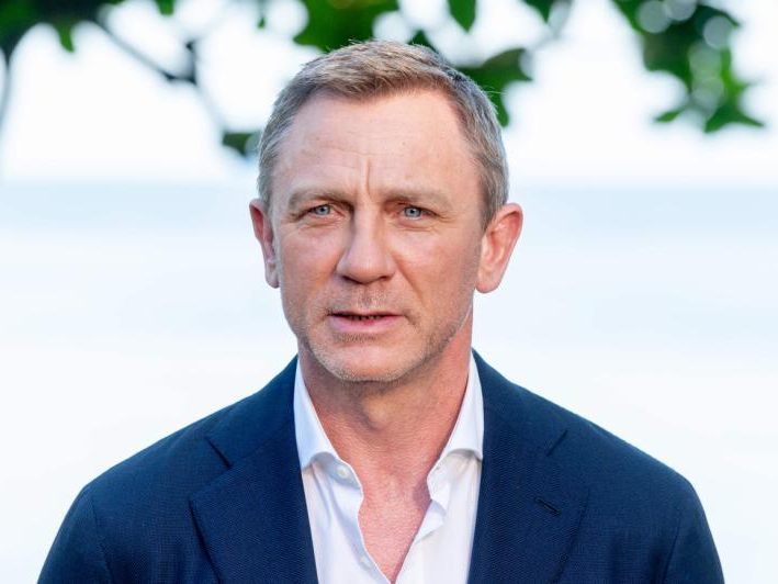 Craig muss wegen einer Operation den Dreh pausieren.