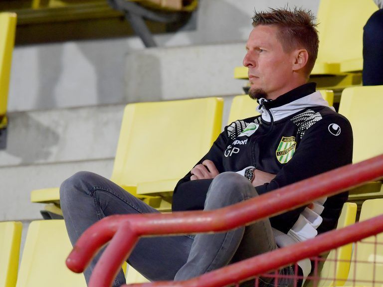 Nicht auf der Tribüne, sondern auf der Trainerbank ist heute der Arbeitsplatz von Austria-Coach Gernot Plassnegger.