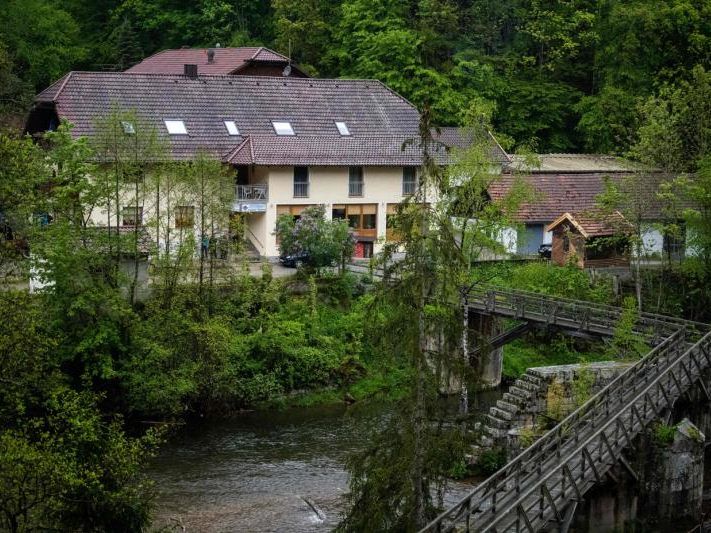 In den Leichen steckten Pfeile.