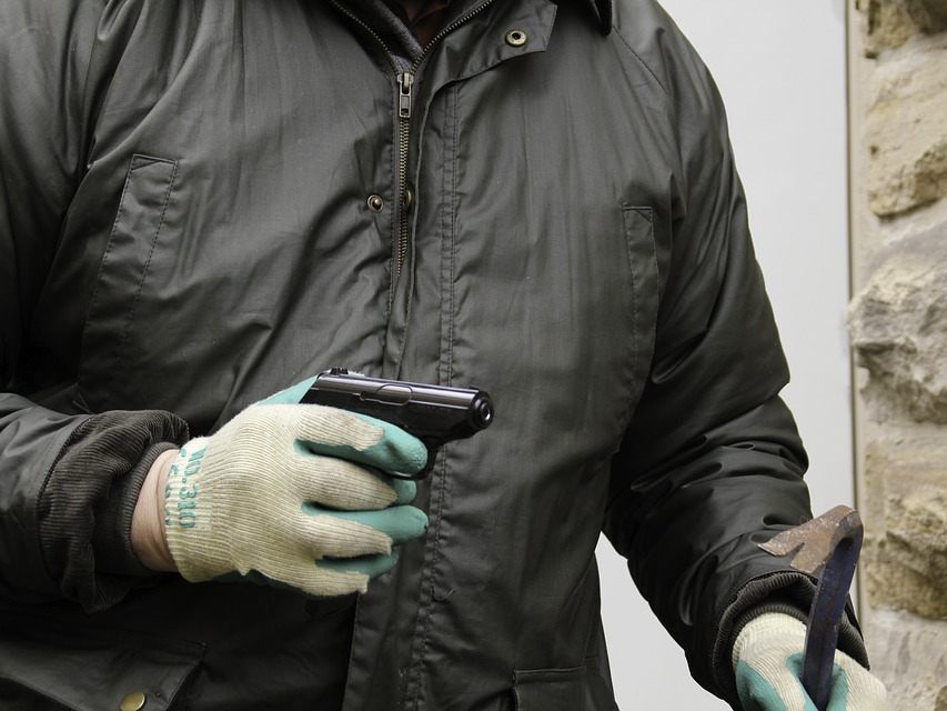 Der Junge zielte mit der Waffe auf das Gesicht der Frau.