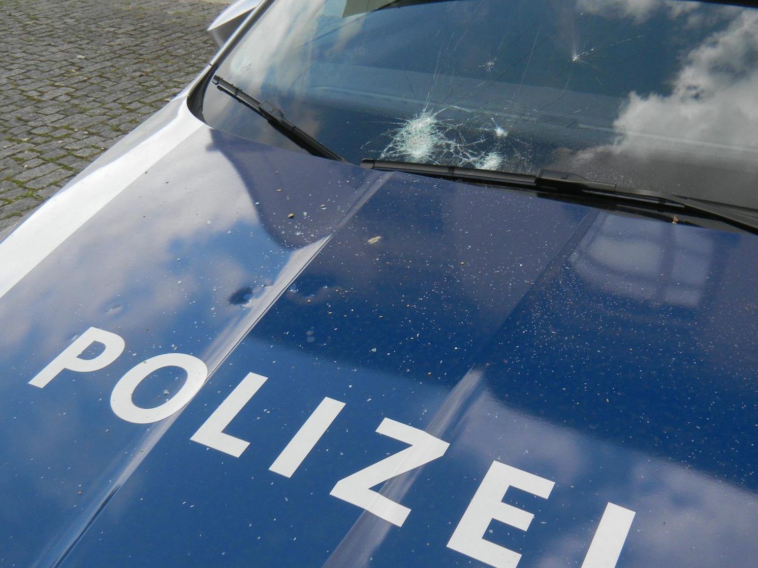 Der Mann beschädigte das Polizeiauto mutwillig.