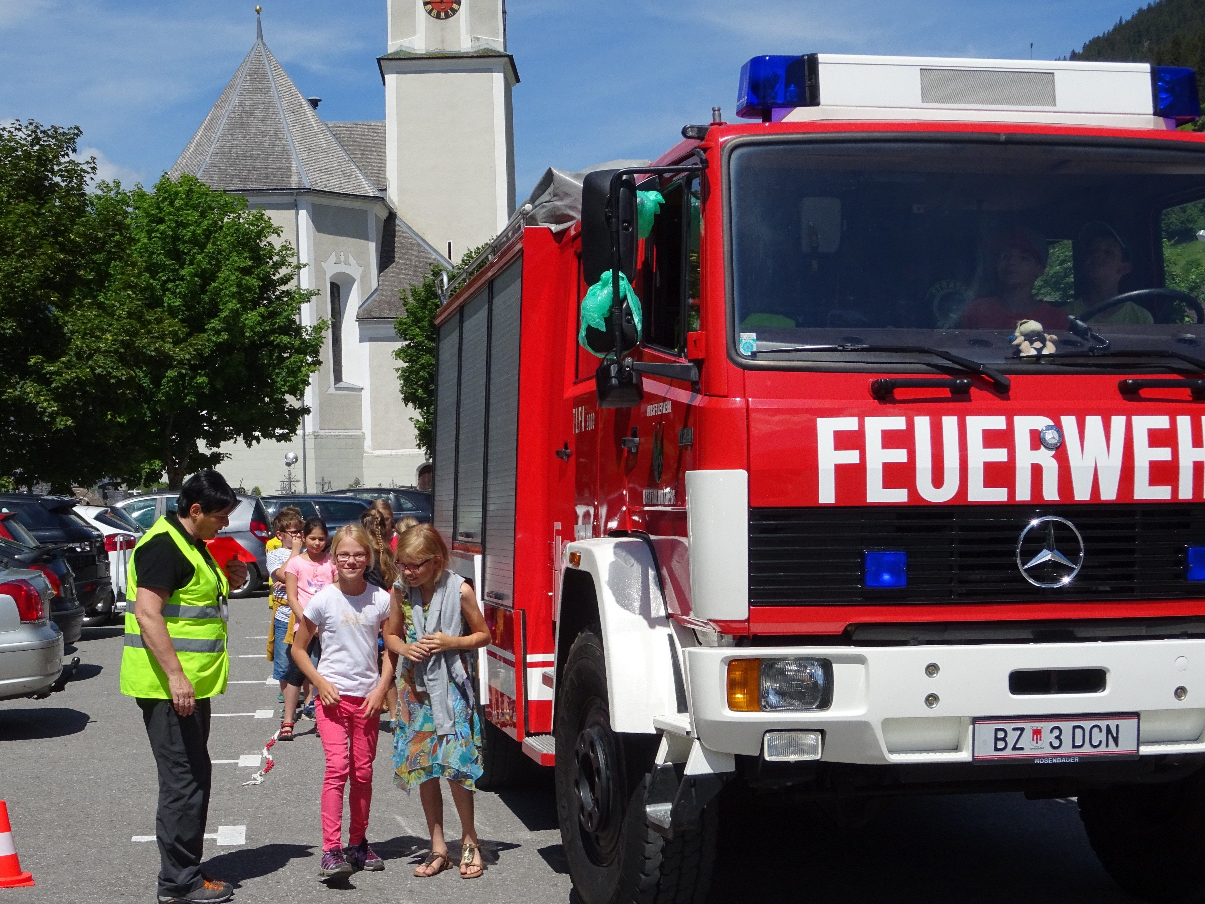 Schüler in Bartholomäberg lernen etwas über den Toten Winkel beim Lkw.