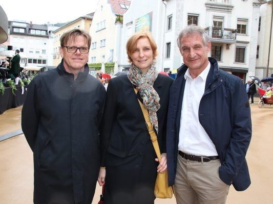 Die Architekten Peter Wimmer und Ute Wimmer-Armellini mit Bürgermeister Markus Linhart bei der feierlichen Eröffnung.