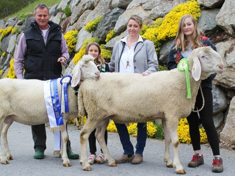 Familie Fitsch mit zwei der sieben Schafe der Zuchtfamilie.