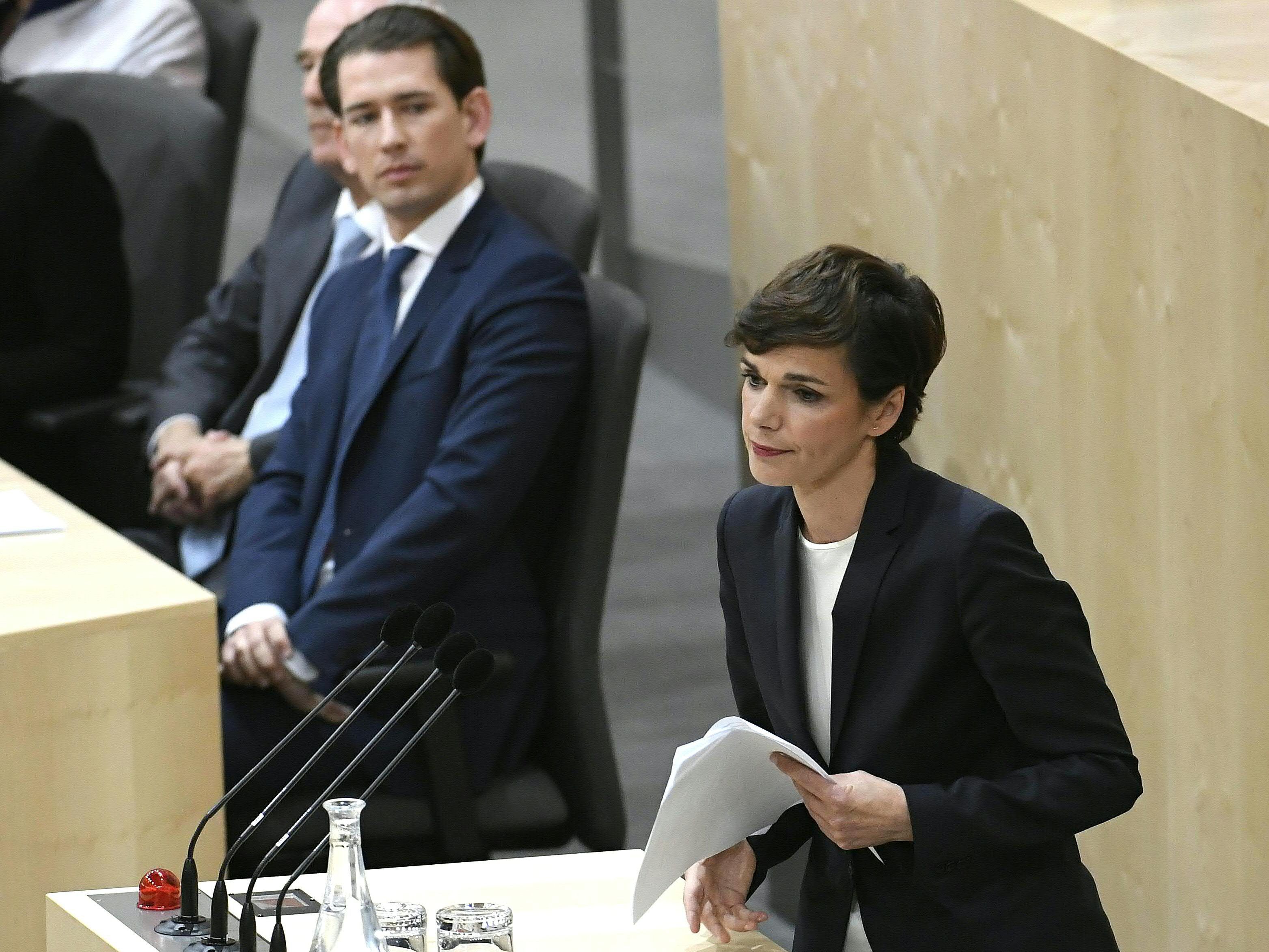 Die SPÖ und FPÖ haben den von Pamela Rendi-Wagner gestellten Misstrauensantrag angenommen.