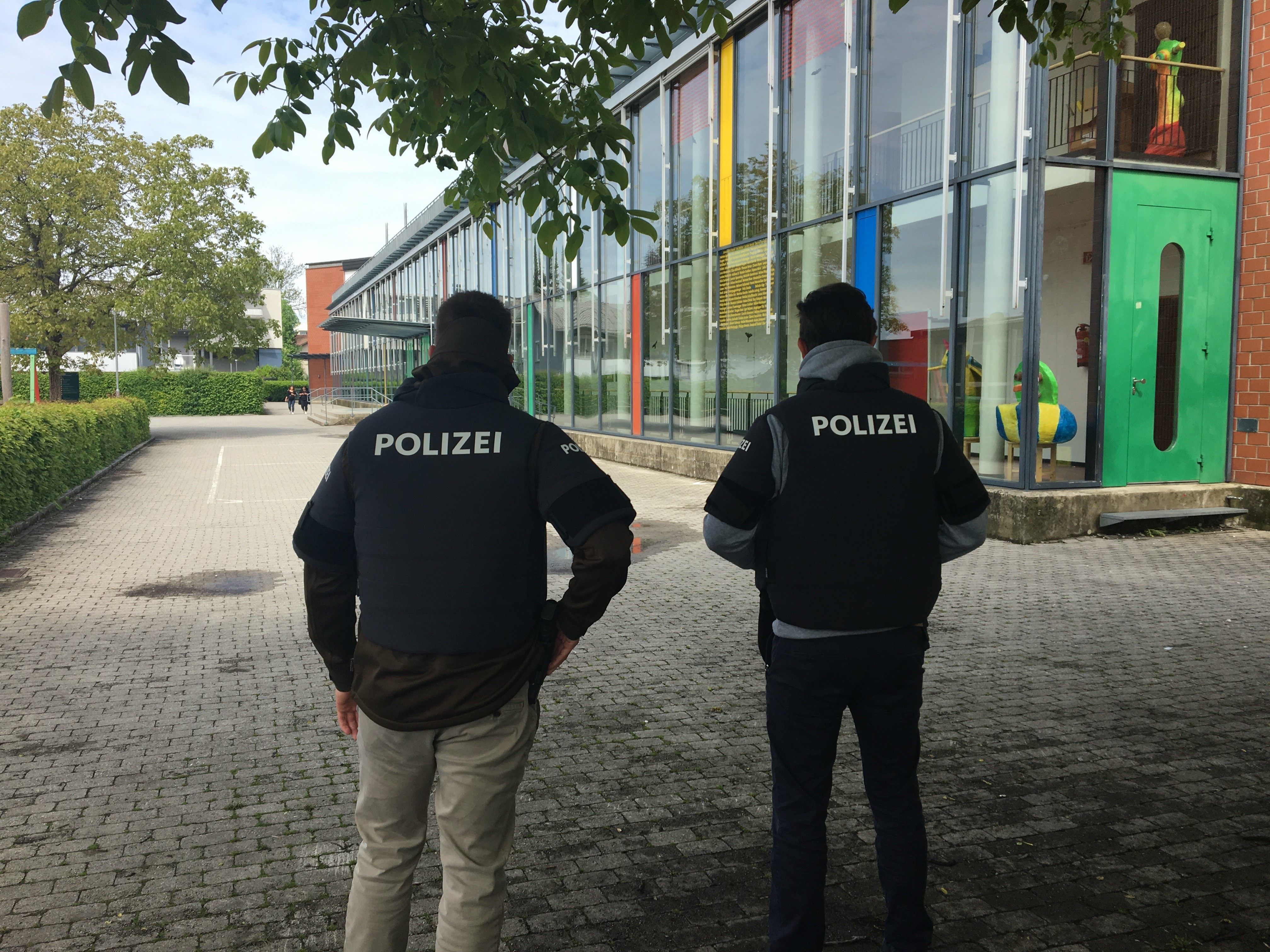 Großes Polizeiaufgebot an Lustenauer Schule.