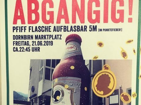 Die aufblasbare Flasche wurde wieder zurückgebracht.