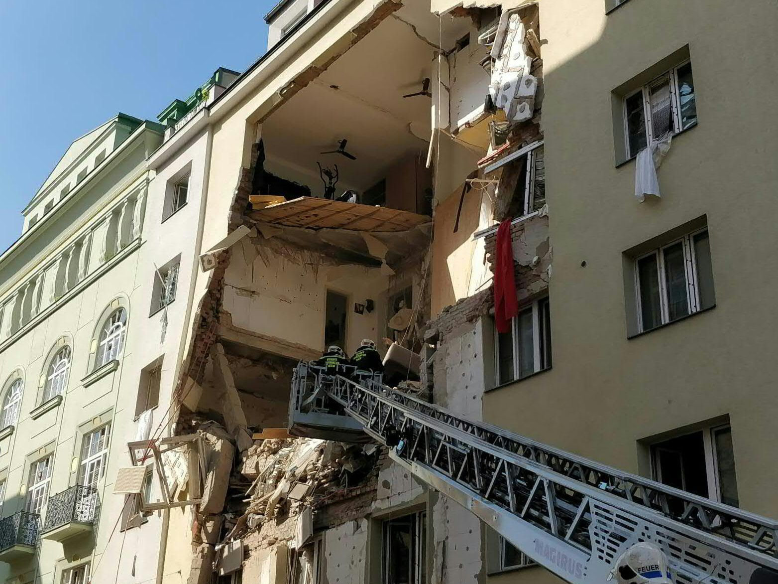 Die Gasexplosion riss ein riesiges Loch in das Gebäude.