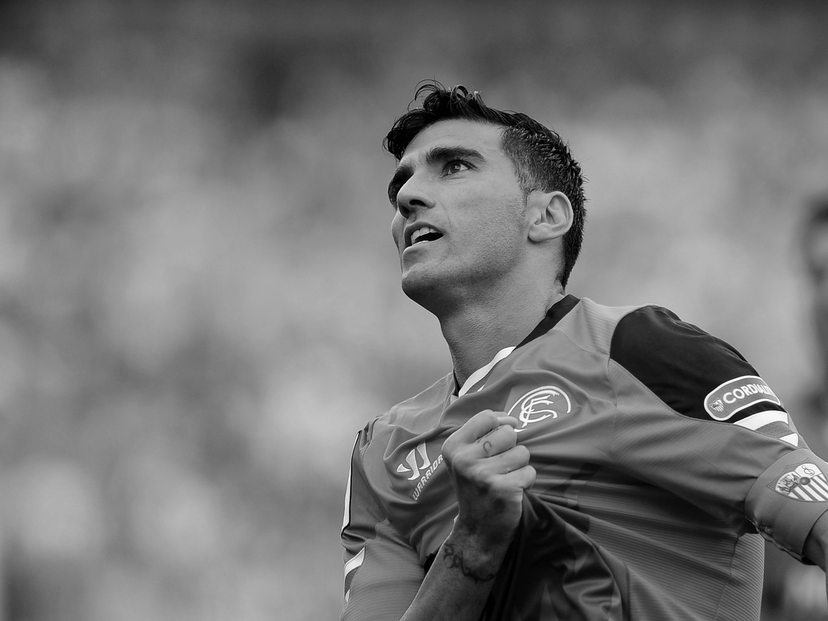 Der frühere spanische Fußball-Nationalspieler Jose Antonio Reyes ist im Alter von 35 Jahren bei einem Verkehrsunfall ums Leben gekommen.